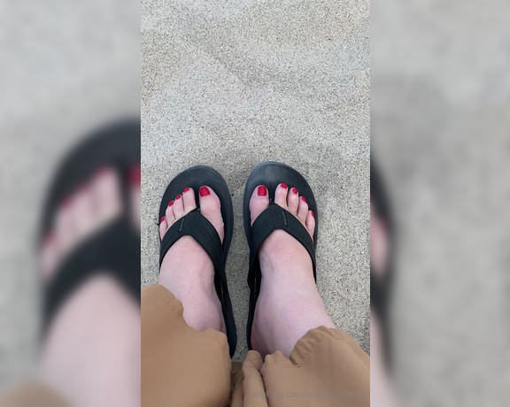 AmazonAmanda aka amazonamanda - 07-15-2024 OnlyFans Video - Calling all dirty foot loversafter a day on the beach, my hot and sweaty size 13s