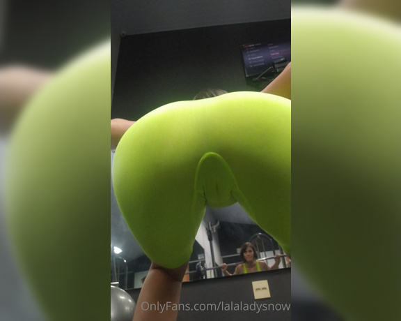 Lady Snow aka lalaladysnow - 06-01-2022 OnlyFans Video - I did my workout with no bra and no panties, everyone was looking