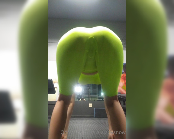 Lady Snow aka lalaladysnow - 06-01-2022 OnlyFans Video - I did my workout with no bra and no panties, everyone was looking_7rx3