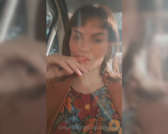 Lady Snow aka lalaladysnow - 07-11-2023 OnlyFans Video - Tomando um ar na buceta, coitado do motorista não viu kkkkkk