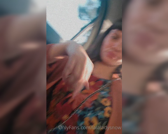 Lady Snow aka lalaladysnow - 07-11-2023 OnlyFans Video - Tomando um ar na buceta, coitado do motorista não viu kkkkkk