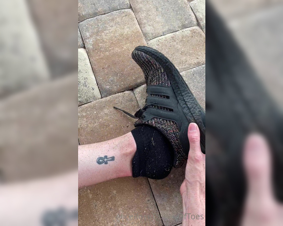 Alice Rose aka alicerosequeenoftoes - 07-20-2022 OnlyFans Video - I know some of you all like your feet a tad dirty, so here my feet