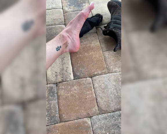 Alice Rose aka alicerosequeenoftoes - 07-20-2022 OnlyFans Video - I know some of you all like your feet a tad dirty, so here my feet