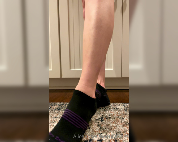 Alice Rose aka alicerosequeenoftoes - 09-25-2022 OnlyFans Video - I finished my workout, so you can help me take my shoes and socks off