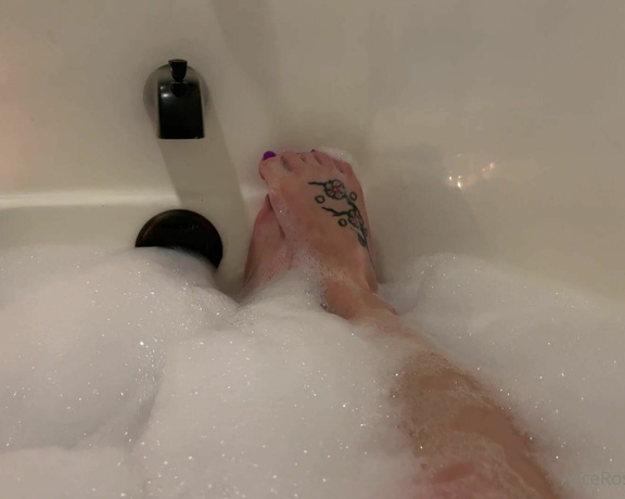 Alice Rose aka alicerosequeenoftoes - 10-23-2022 OnlyFans Video - Lets play hide and toe seek in the bubbles