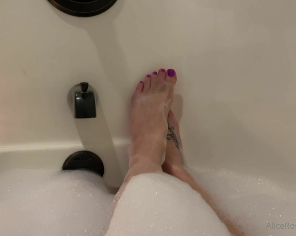 Alice Rose aka alicerosequeenoftoes - 10-23-2022 OnlyFans Video - Lets play hide and toe seek in the bubbles