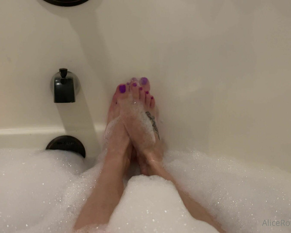 Alice Rose aka alicerosequeenoftoes - 10-23-2022 OnlyFans Video - Lets play hide and toe seek in the bubbles