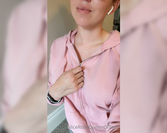 Alice Rose aka alicerosequeenoftoes - 11-02-2022 OnlyFans Video - Happy hump day  This is the real reason I wear zip up hoodies