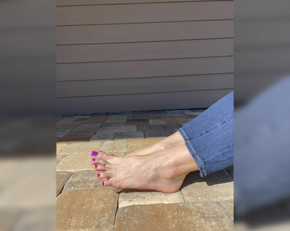 Alice Rose aka alicerosequeenoftoes - 11-08-2022 OnlyFans Video - My toes want to wiggle their way into your mouth hopefully you dont mind