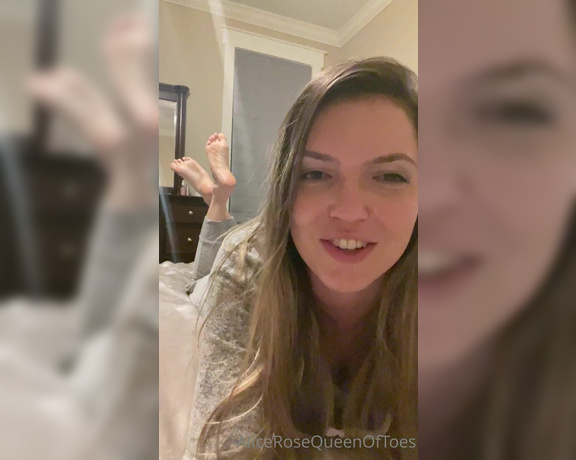 Alice Rose aka alicerosequeenoftoes - 12-22-2022 OnlyFans Video - I figured why not chat, share my feet, and my face all in one video