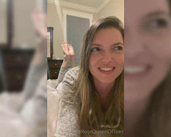 Alice Rose aka alicerosequeenoftoes - 12-22-2022 OnlyFans Video - I figured why not chat, share my feet, and my face all in one video