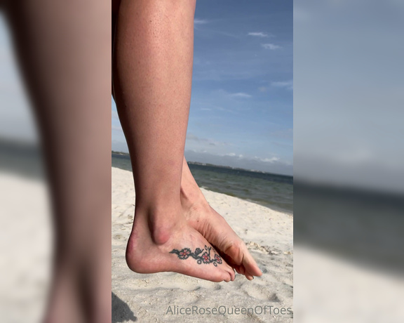 Alice Rose aka alicerosequeenoftoes - 01-05-2023 OnlyFans Video - I think youd stop and watch if you saw me taking pictures of my feet at