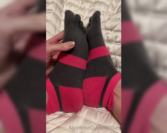 Alice Rose aka alicerosequeenoftoes - 02-13-2023 OnlyFans Video - Here is some silliness to help you start your week out on the right foot