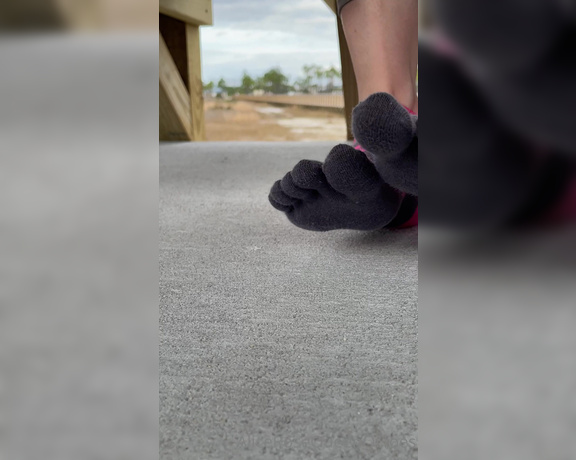 Alice Rose aka alicerosequeenoftoes - 02-16-2023 OnlyFans Video - There is nothing better than freeing my feet after going for a run