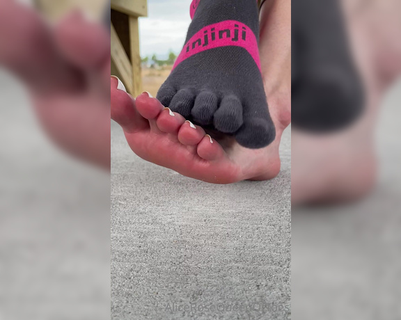 Alice Rose aka alicerosequeenoftoes - 02-16-2023 OnlyFans Video - There is nothing better than freeing my feet after going for a run