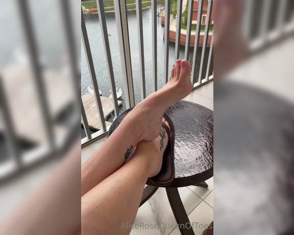 Alice Rose aka alicerosequeenoftoes - 03-01-2023 OnlyFans Video - Come over and enjoy my feet in the sunshine