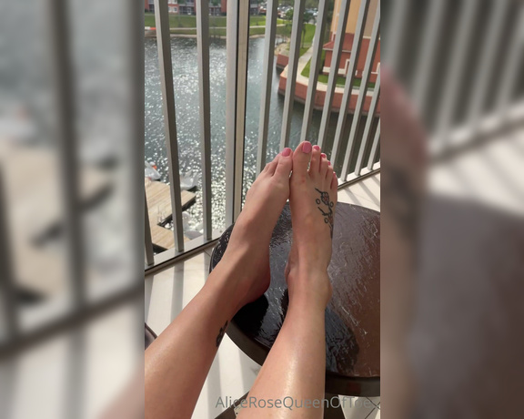 Alice Rose aka alicerosequeenoftoes - 03-01-2023 OnlyFans Video - Come over and enjoy my feet in the sunshine