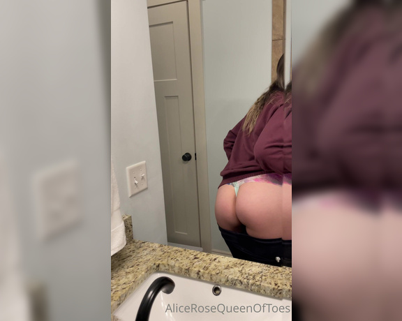 Alice Rose aka alicerosequeenoftoes - 04-04-2023 OnlyFans Video - I live in oversized sweaters so sometimes I have to take a moment to check on