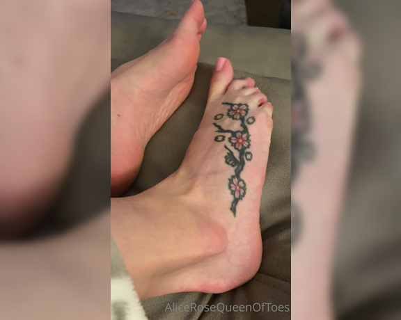 Alice Rose aka alicerosequeenoftoes - 03-07-2023 OnlyFans Video - Just my cold toes sneaking out from underneath a blanket while Im relaxing on the couch