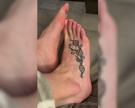 Alice Rose aka alicerosequeenoftoes - 03-07-2023 OnlyFans Video - Just my cold toes sneaking out from underneath a blanket while Im relaxing on the couch