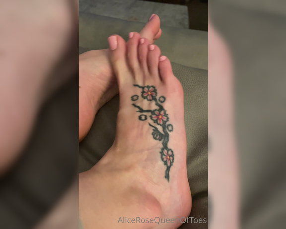 Alice Rose aka alicerosequeenoftoes - 03-07-2023 OnlyFans Video - Just my cold toes sneaking out from underneath a blanket while Im relaxing on the couch