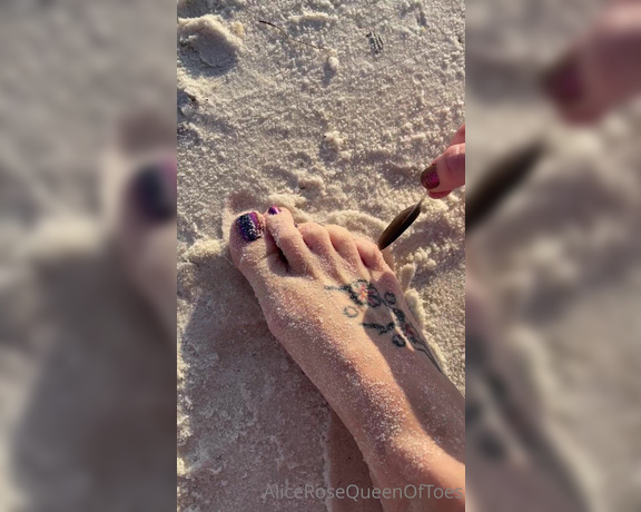 Alice Rose aka alicerosequeenoftoes - 04-06-2023 OnlyFans Video - I asked you to help me rub in some sunscreen and I turn around to see