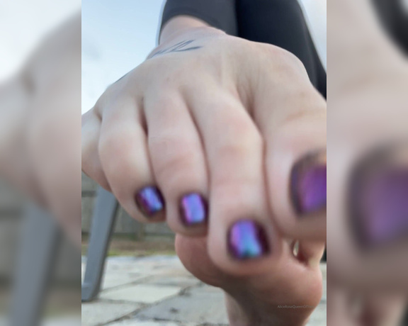 Alice Rose aka alicerosequeenoftoes - 04-20-2023 OnlyFans Video - You can sit down there and stare at my feet while I play with my flip