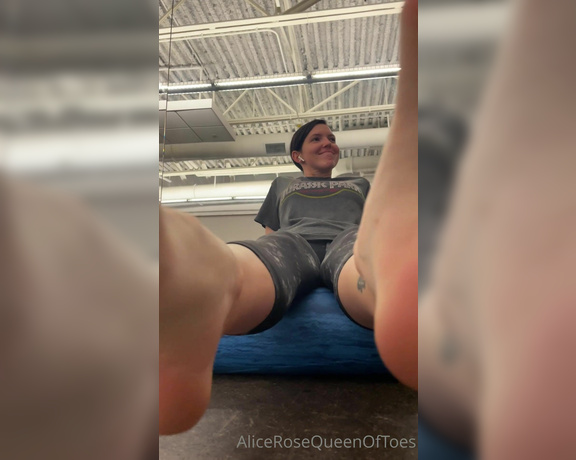 Alice Rose aka alicerosequeenoftoes - 04-18-2023 OnlyFans Video - While you are at the gym, you happen to come in the same stretching room as