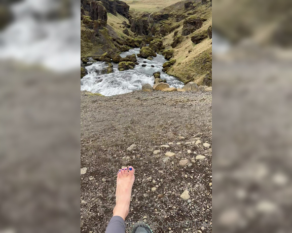 Alice Rose aka alicerosequeenoftoes - 05-29-2023 OnlyFans Video - We go for a hike and I say I need to stop because there might be_ldvw