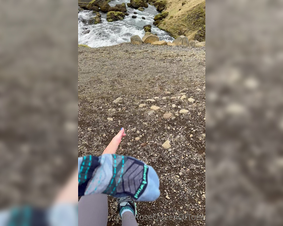 Alice Rose aka alicerosequeenoftoes - 05-29-2023 OnlyFans Video - We go for a hike and I say I need to stop because there might be_ldvw