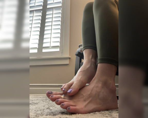 Alice Rose aka alicerosequeenoftoes - 05-15-2023 OnlyFans Video - My feet and toe wiggles are here to brighten up your Monday  I hope you