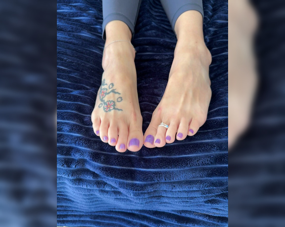 Alice Rose aka alicerosequeenoftoes - 05-16-2023 OnlyFans Video - My wiggly toes are here to make sure you have a great Toesday