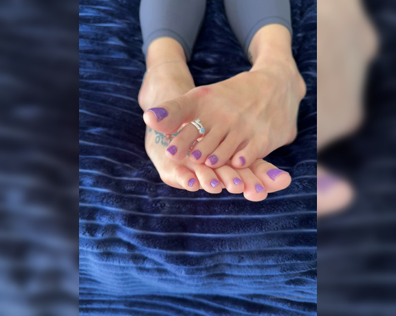 Alice Rose aka alicerosequeenoftoes - 05-16-2023 OnlyFans Video - My wiggly toes are here to make sure you have a great Toesday