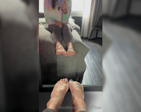 Alice Rose aka alicerosequeenoftoes - 07-12-2023 OnlyFans Video - You didnt think Id catch you staring at my feet in the mirror, but Ill pretend