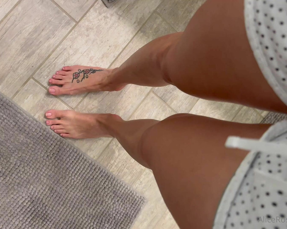 Alice Rose aka alicerosequeenoftoes - 08-24-2023 OnlyFans Video - I think youd join me for a shower  It may get a little steamy