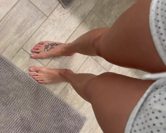 Alice Rose aka alicerosequeenoftoes - 08-24-2023 OnlyFans Video - I think youd join me for a shower  It may get a little steamy