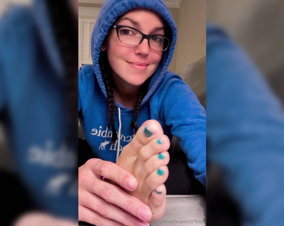 Alice Rose aka alicerosequeenoftoes - 11-06-2023 OnlyFans Video - There is nothing worse than waiting for my wet polish to dry in the fall and