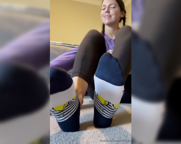 Alice Rose aka alicerosequeenoftoes - 10-30-2023 OnlyFans Video - My feet are usually extremely cold and rarely get hot and sweaty