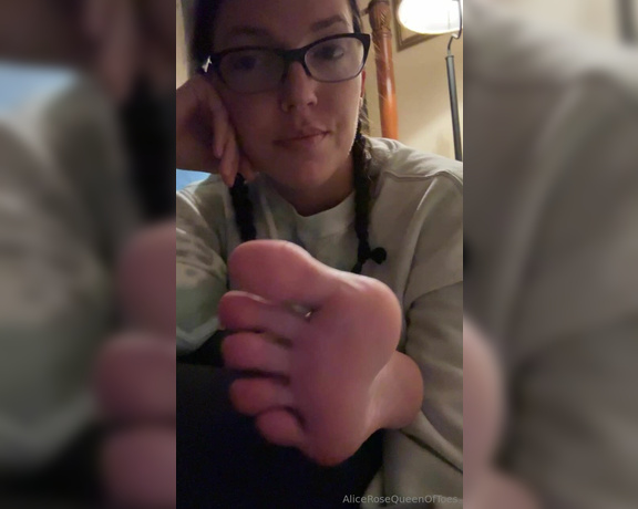 Alice Rose aka alicerosequeenoftoes - 11-22-2023 OnlyFans Video - Almost 24 hours later Im finally crawling into bed  I wish I could get a