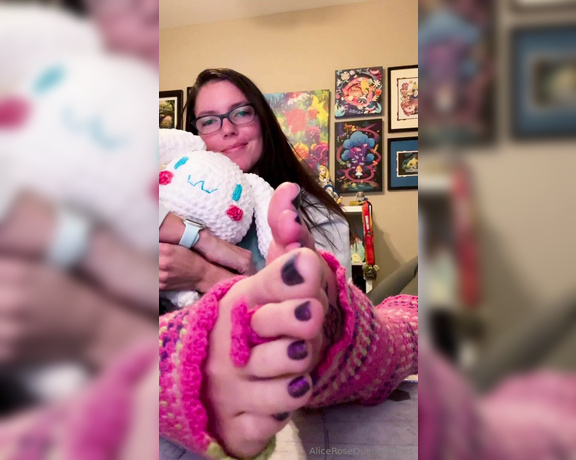 Alice Rose aka alicerosequeenoftoes - 01-22-2024 OnlyFans Video - Soo many of you were super excited to see my completed toeless socks, and my new