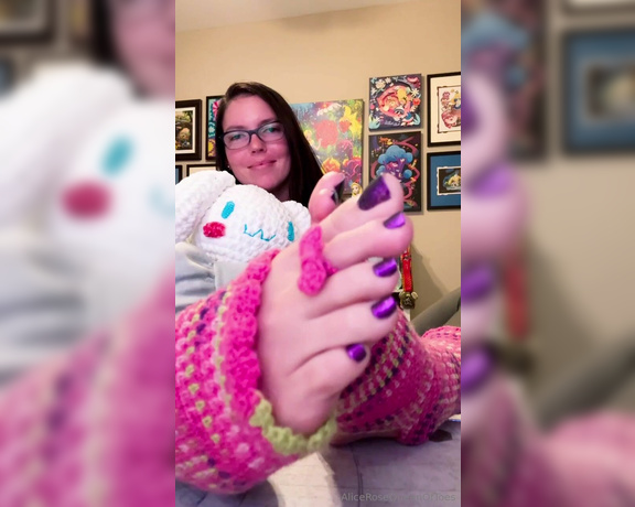 Alice Rose aka alicerosequeenoftoes - 01-22-2024 OnlyFans Video - Soo many of you were super excited to see my completed toeless socks, and my new