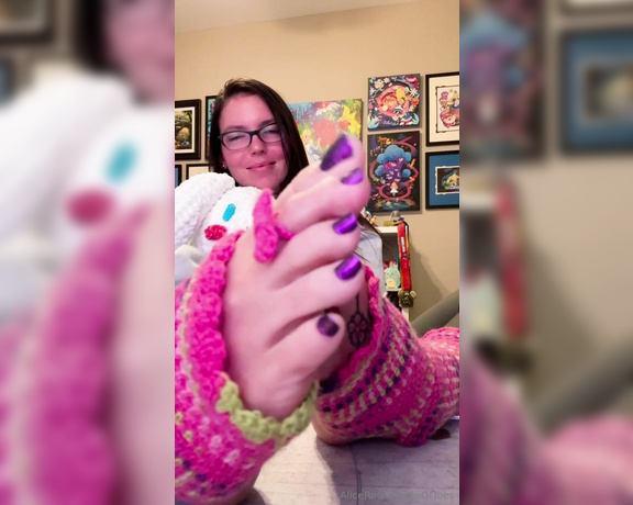 Alice Rose aka alicerosequeenoftoes - 01-22-2024 OnlyFans Video - Soo many of you were super excited to see my completed toeless socks, and my new