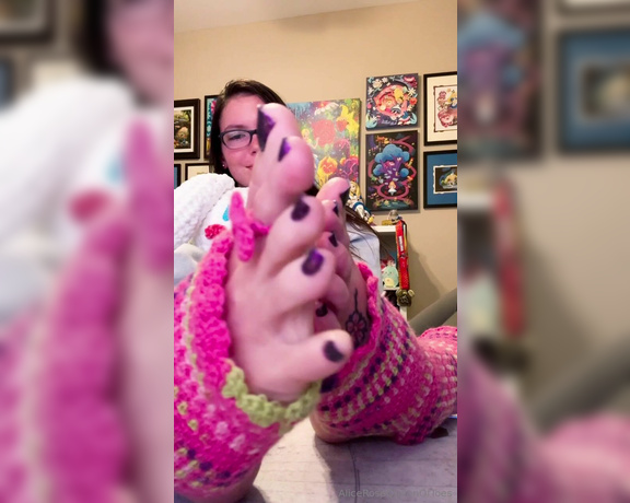 Alice Rose aka alicerosequeenoftoes - 01-22-2024 OnlyFans Video - Soo many of you were super excited to see my completed toeless socks, and my new