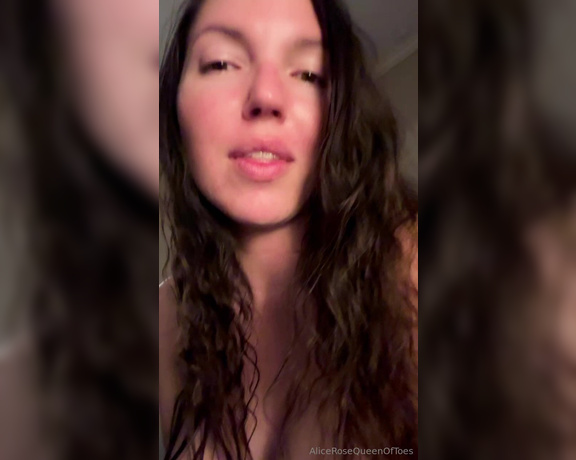 Alice Rose aka alicerosequeenoftoes - 03-12-2024 OnlyFans Video - I get distracted easily I was going to get in the shower but I decided to