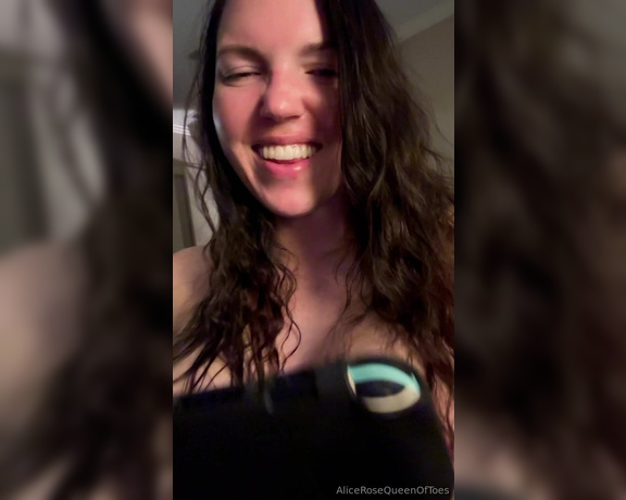 Alice Rose aka alicerosequeenoftoes - 03-12-2024 OnlyFans Video - I get distracted easily I was going to get in the shower but I decided to