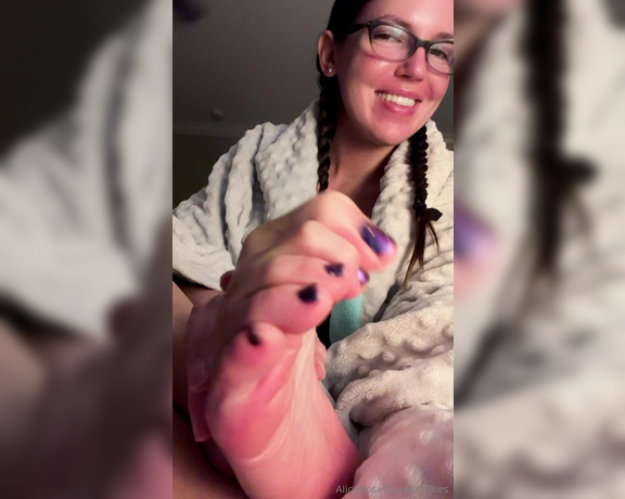 Alice Rose aka alicerosequeenoftoes - 08-04-2024 OnlyFans Video - Would you volunteer to help me rub lotion in every morning