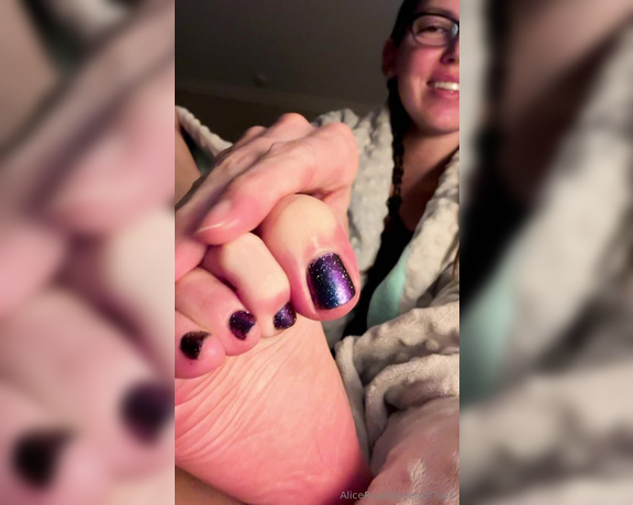 Alice Rose aka alicerosequeenoftoes - 08-04-2024 OnlyFans Video - Would you volunteer to help me rub lotion in every morning