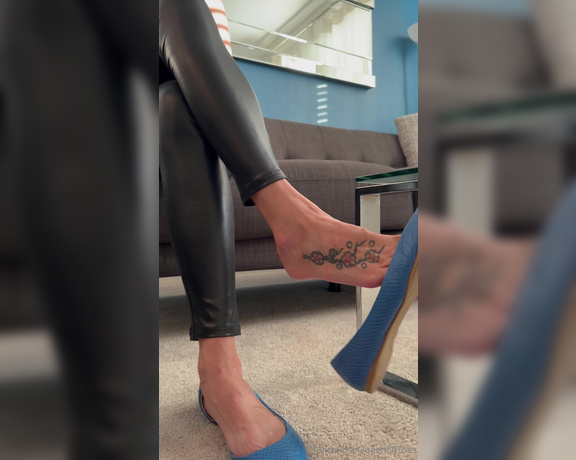 Alice Rose aka alicerosequeenoftoes - 07-05-2024 OnlyFans Video - You asked me to take my shoes off, so Im going to take my time