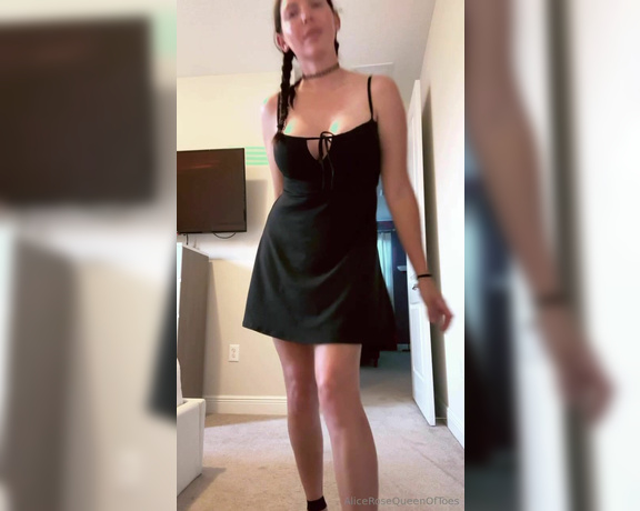 Alice Rose aka alicerosequeenoftoes - 05-24-2024 OnlyFans Video - Im not a big fan of wearing dresses but I like how they provide easy access