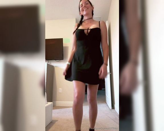 Alice Rose aka alicerosequeenoftoes - 05-24-2024 OnlyFans Video - Im not a big fan of wearing dresses but I like how they provide easy access